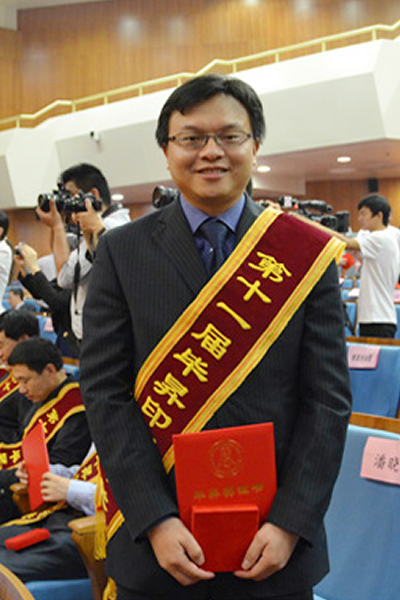 公司原董事長(zhǎng)潘曉山榮獲畢昇優(yōu)秀新人獎(jiǎng)